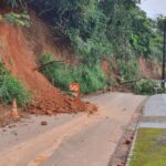 Interditada rua após deslizamento de terra no Morro do Mendanha, em Goiânia