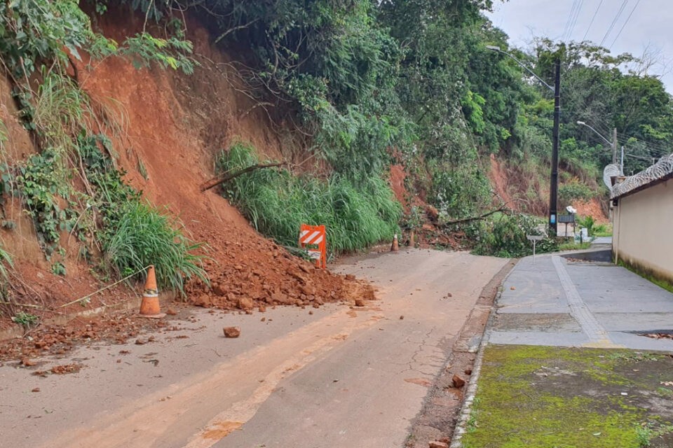 Interditada rua após deslizamento de terra no Morro do Mendanha, em Goiânia