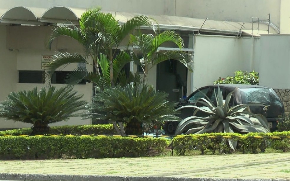 Após batida carro invade calçada  e mata jovem, em Goiânia