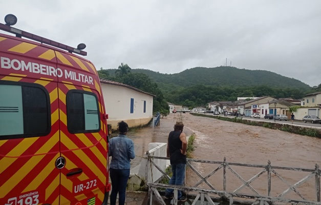 Bombeiros monitoram cheia do Rio Vermelho na Cidade de Goiás