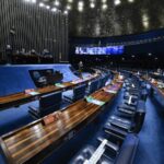 Senadores podem votar dois projetos que reduzem o preço dos combustíveis.