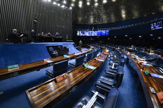 Senadores podem votar dois projetos que reduzem o preço dos combustíveis.