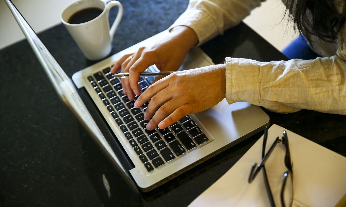 Dia das Mulheres: Elas são mais conectadas, mas acessam menos a internet