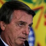 Após desconforto abdominal, Bolsonaro passa noite internado