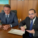 Presidente Bolsonaro abona a ficha de filiação de Fábio Sousa no PL.