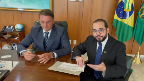 Presidente Bolsonaro abona a ficha de filiação de Fábio Sousa no PL.