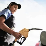 Valor do petróleo despenca. O preço da gasolina no Brasil também vai cair?