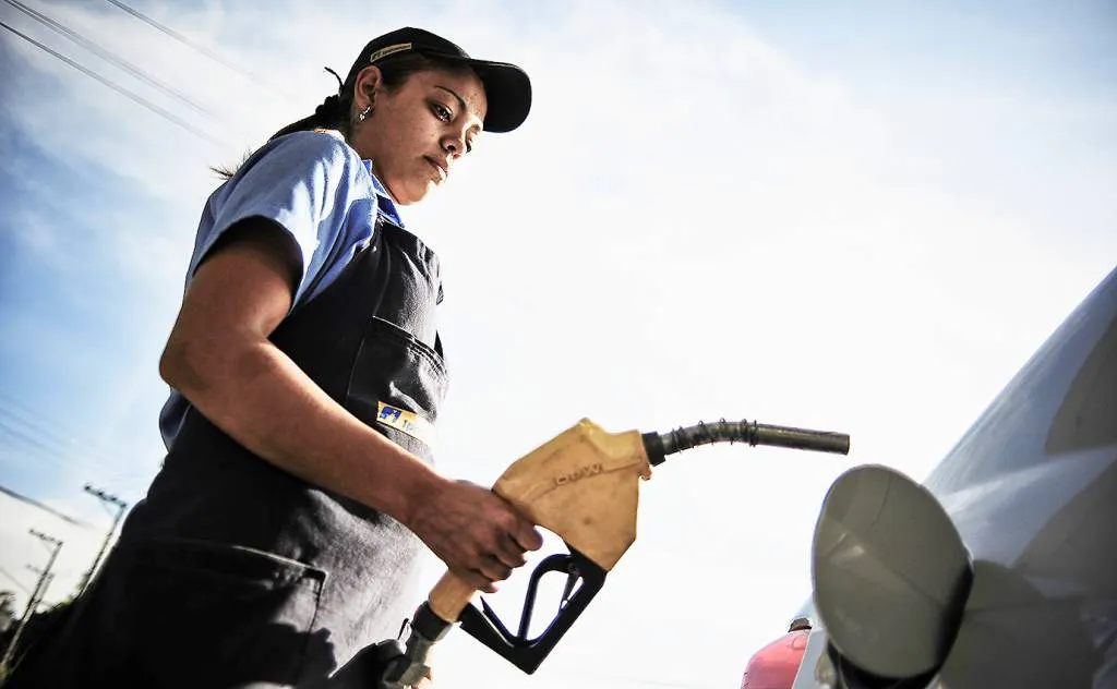 Valor do petróleo despenca. O preço da gasolina no Brasil também vai cair?