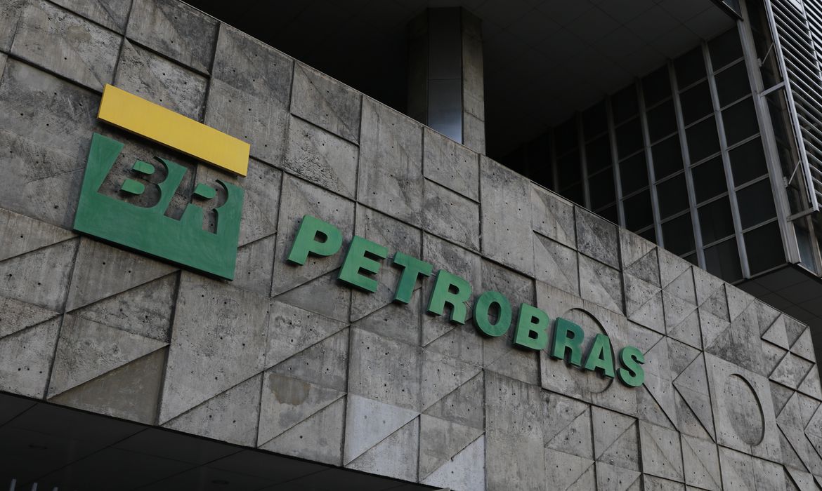 Bolsonaro: Petrobras deve reduzir lucro para evitar alta nos combustíveis