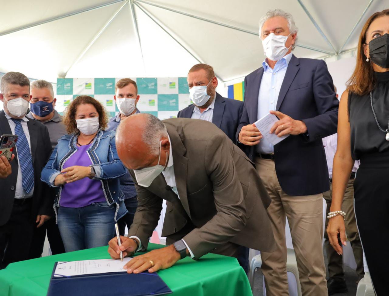 “Goiânia e Goiás ganham com parceria”, avalia Rogério Cruz, ao lado do governador Ronaldo Caiado.