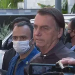 Após passar a noite internado, Bolsonaro deixa hospital