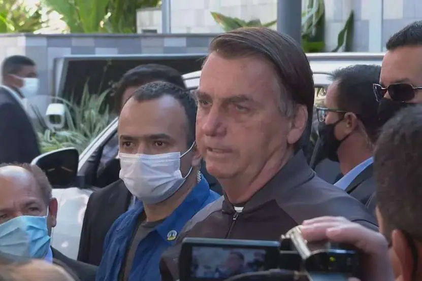 Após passar a noite internado, Bolsonaro deixa hospital