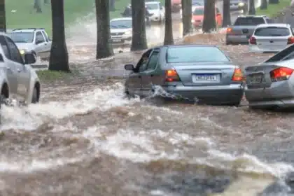 Defesa Civil de Goiânia divulga canais para alertas sobre perigos de chuvas e alagamentos 
