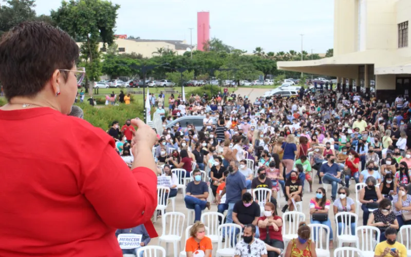 Com 15 dias de greve, cálculos para apresentação de nova proposta aos professores da rede municipal de Goiânia seguem em andamento