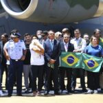 Grupo vindo da Polônia chega a Brasília em aviões da FAB