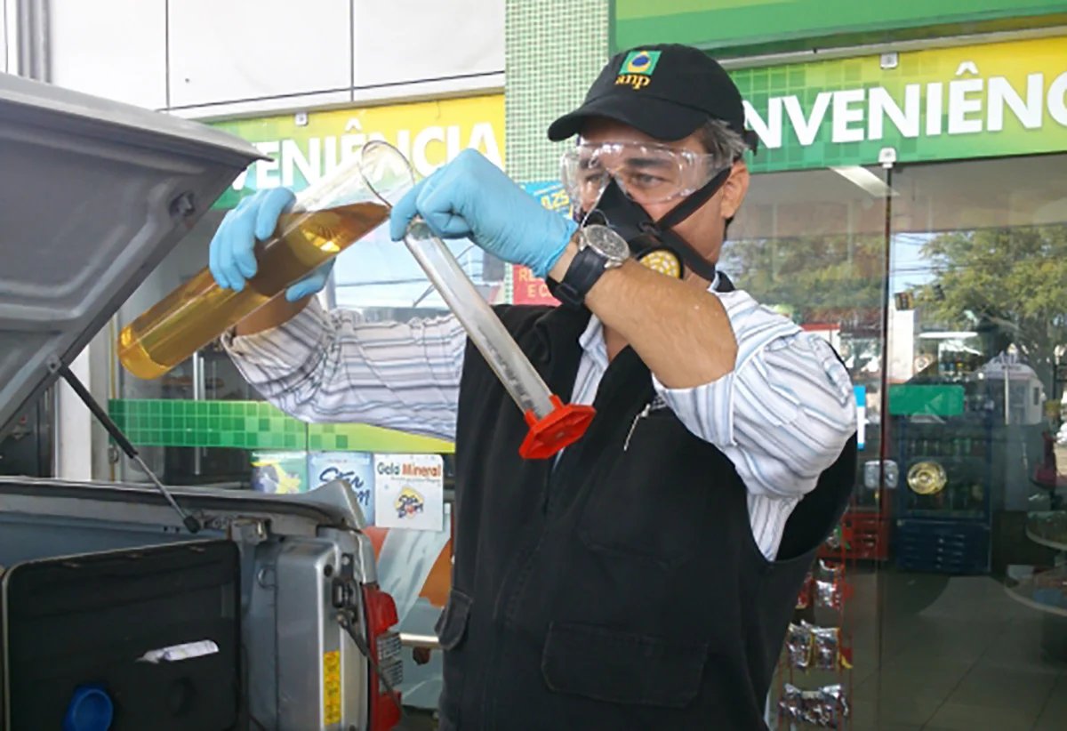 Procon interdita bomba em posto de combustível por venda de gasolina adulterada