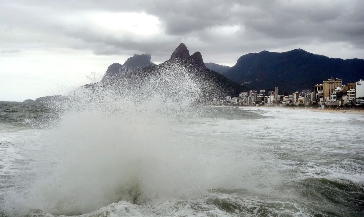 Ondas de até 2,5 metros podem atingir o litoral do Rio até domingo