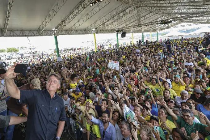 Bolsonaro recupera popularidade e encurta a distância em relação a Lula