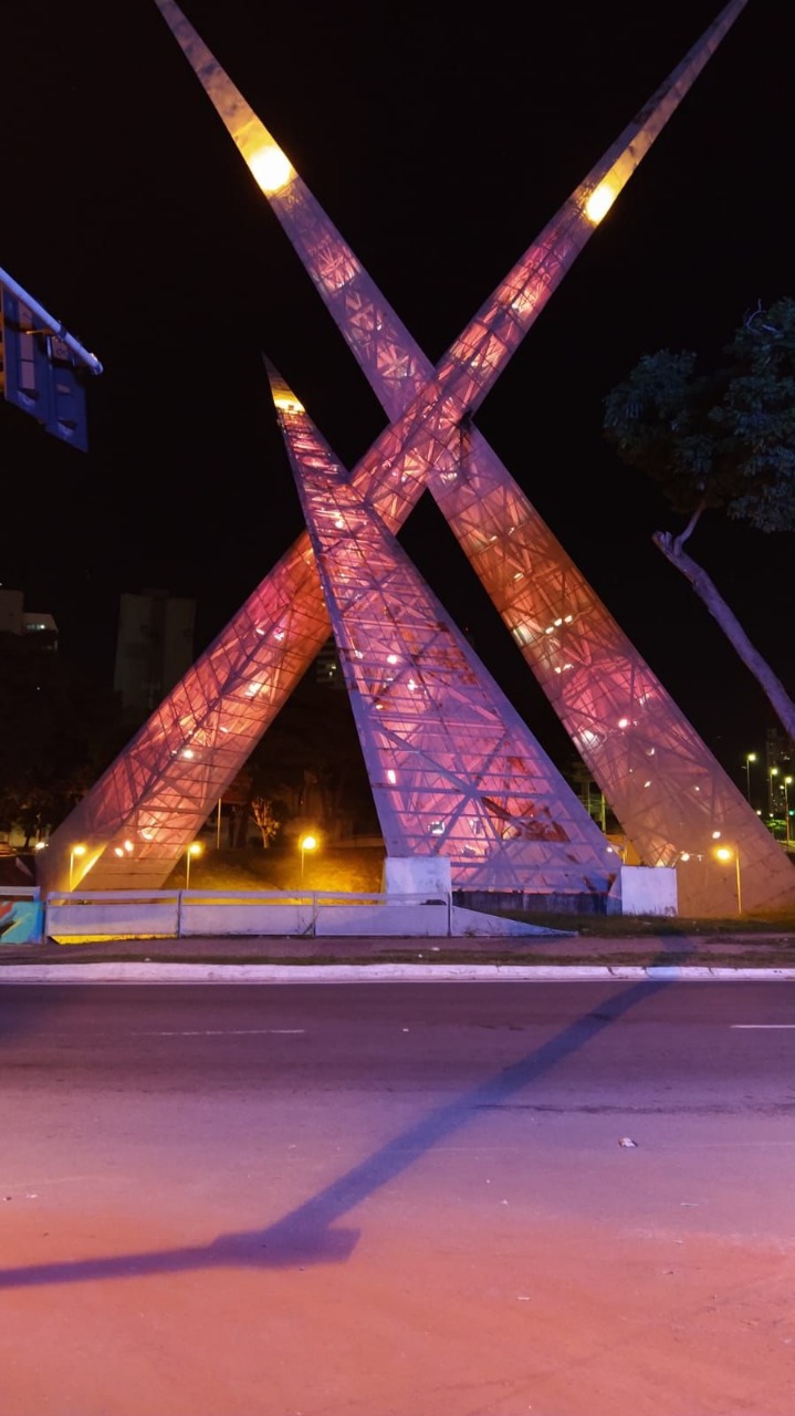 Prefeitura de Goiânia instala lâmpadas vermelhas em viaduto, e chama atenção para o Dia Internacional da Hemofilia