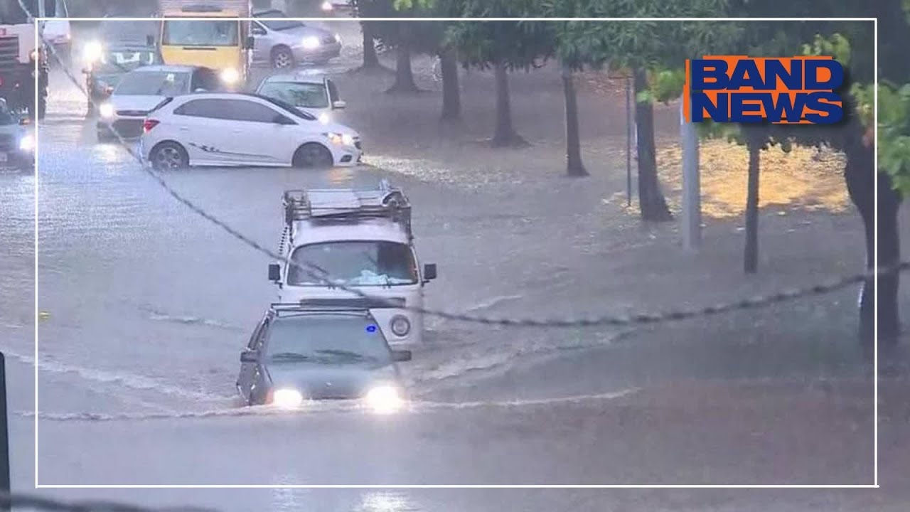 Chuvas em RJ matam 15 pessoas e bombeiros buscam desaparecidos