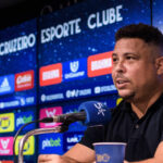 Ronaldo oficializa compra da SAF do Cruzeiro: ‘Honrado por liderar a reconstrução do clube’