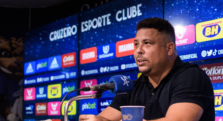 Ronaldo oficializa compra da SAF do Cruzeiro: ‘Honrado por liderar a reconstrução do clube’