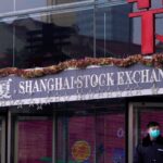 Economia da China se retrai com lockdowns sobre fábricas e varejistas