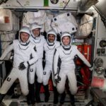 Cápsula da SpaceX retorna com 4 astronautas após missão de seis meses