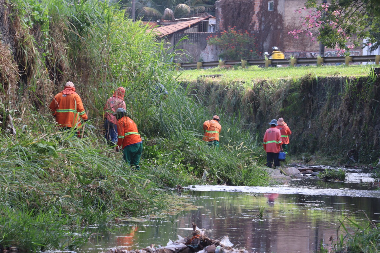 Prefeitura de Goiânia realiza limpeza do Córrego Botafogo, no Setor Sul, para evitar proliferação de doenças e acúmulo de resíduos descartados irregularmente