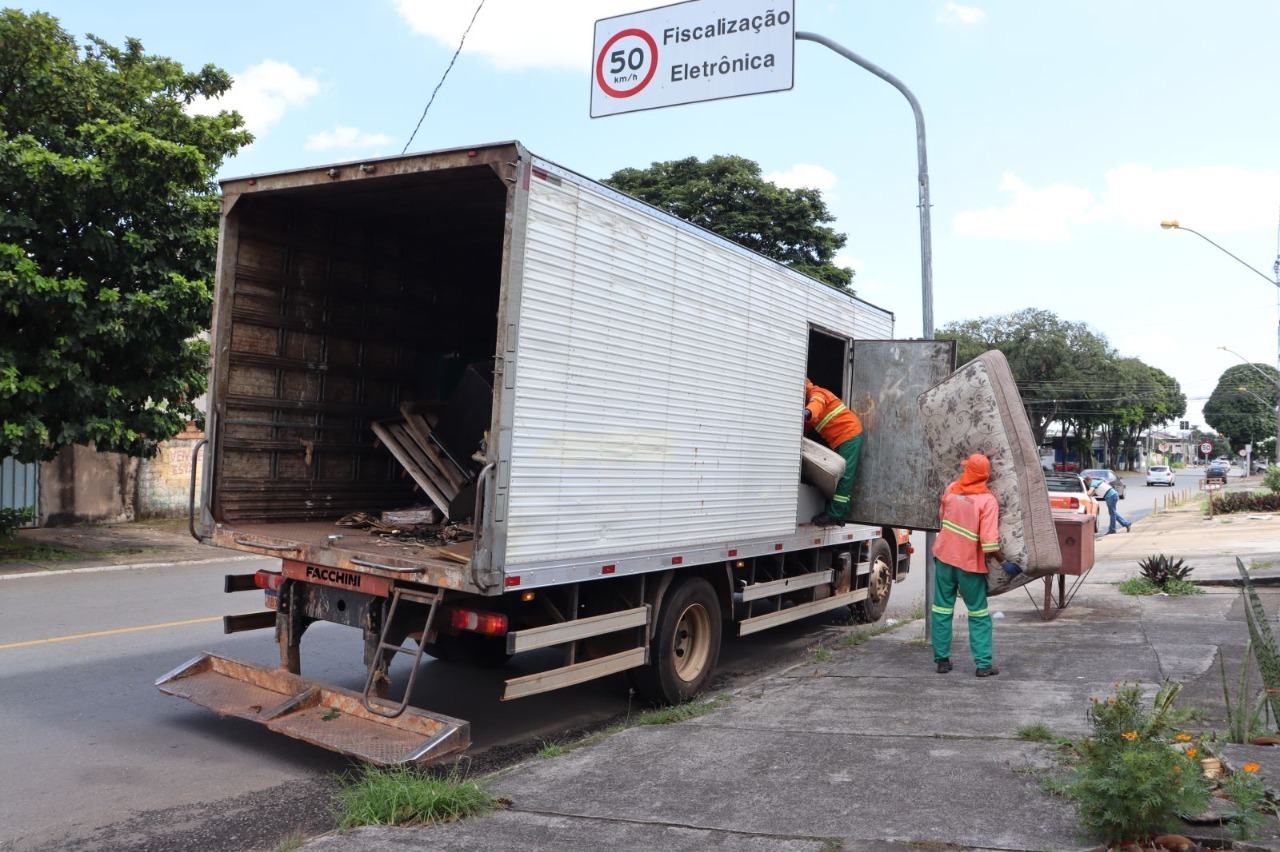 Funcionários do Cata-Treco voltam a buscar, dentro das residências e de forma gratuita.