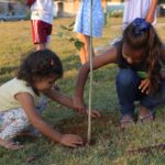 Em Aparecida, crianças plantam ipê em praça e chamam atenção da comunidade