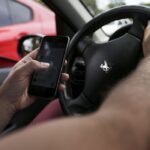 Maio Amarelo: associação alerta para riscos do celular ao volante