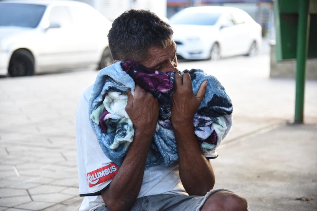 Assistência Social entrega kits com cobertores para população em situação de rua