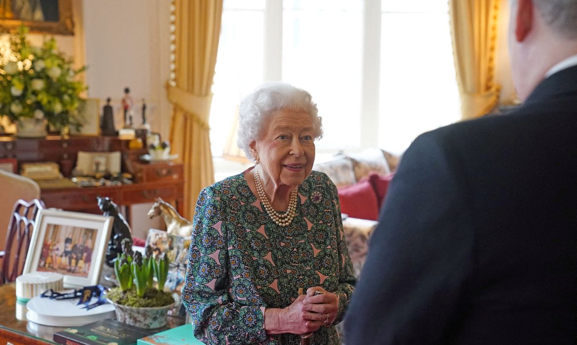 Desfile militar marca início de homenagens à rainha Elizabeth