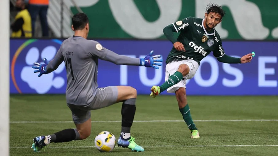 Palmeiras goleia Botafogo para assumir liderança do Brasileiro