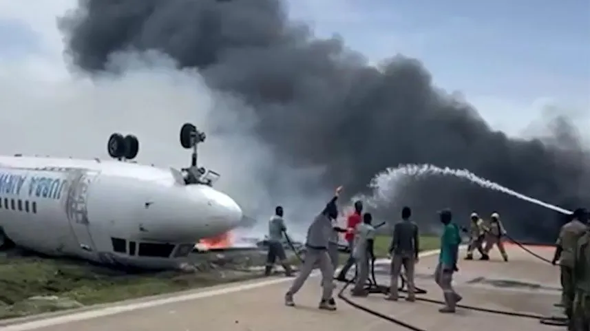 Avião pousa de ‘ponta-cabeça’ em aeroporto internacional da Somália