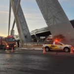 Viaduto da T-63 é incendiado e deixa trânsito interditado em Goiânia