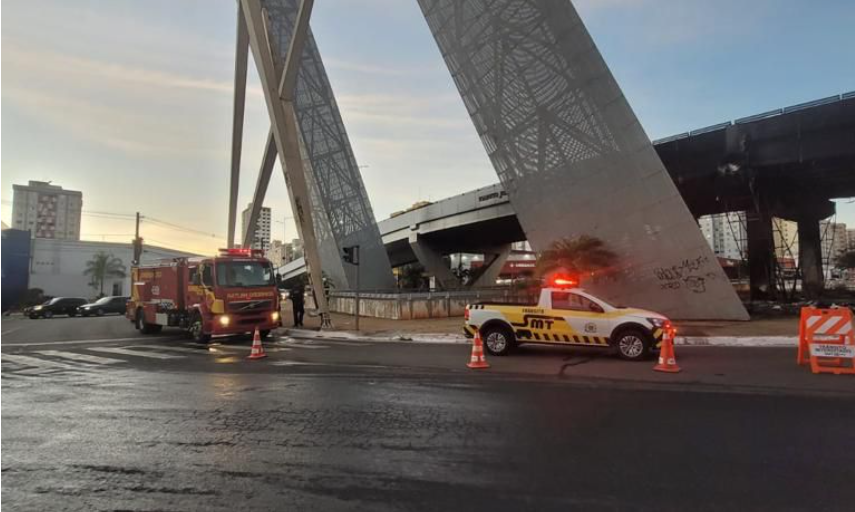 Viaduto da T-63 é incendiado e deixa trânsito interditado em Goiânia