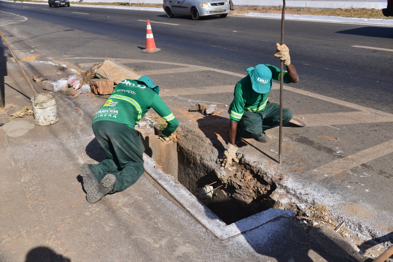 Seinfra realiza limpeza e manutenção de bocas de lobo em Aparecida