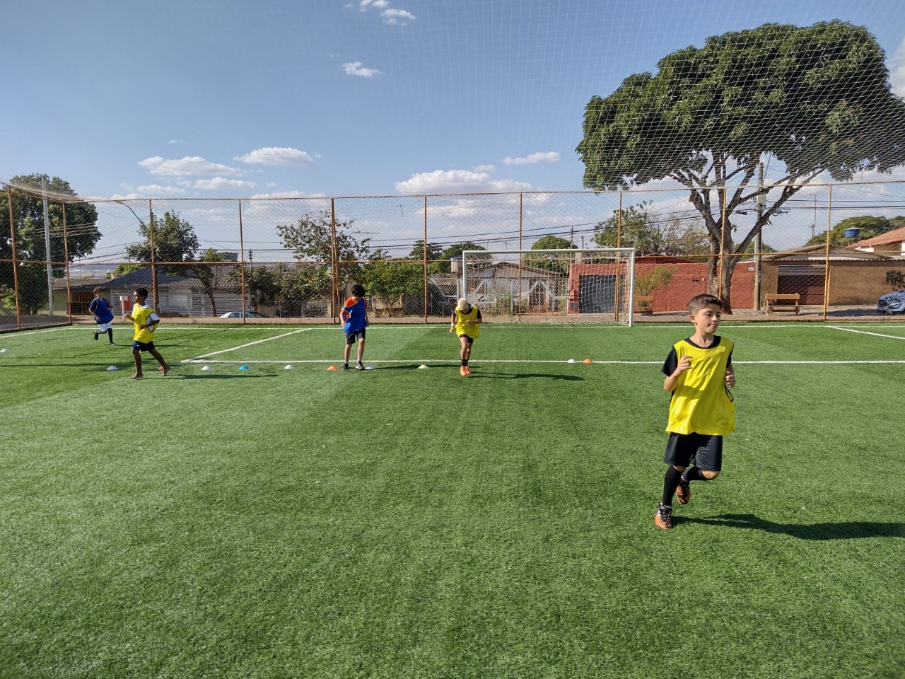 Prefeitura de Goiânia oferece aulas gratuitas de futebol society, no Centro Esportivo Maguito Vilela