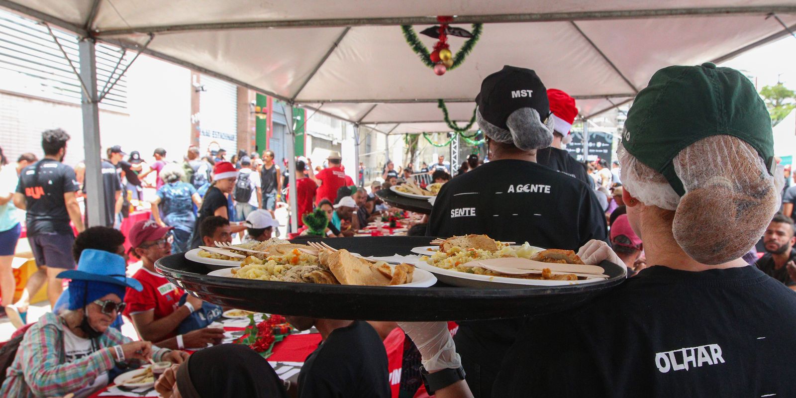 Movimentos sociais fazem ceia de Natal para moradores de rua em SP