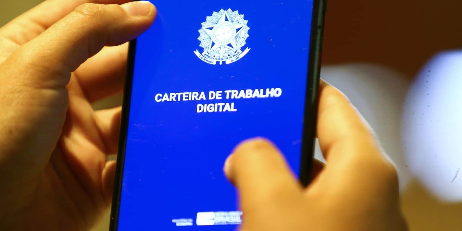 Taxa de desemprego no trimestre encerrado em novembro cai para 7,5%