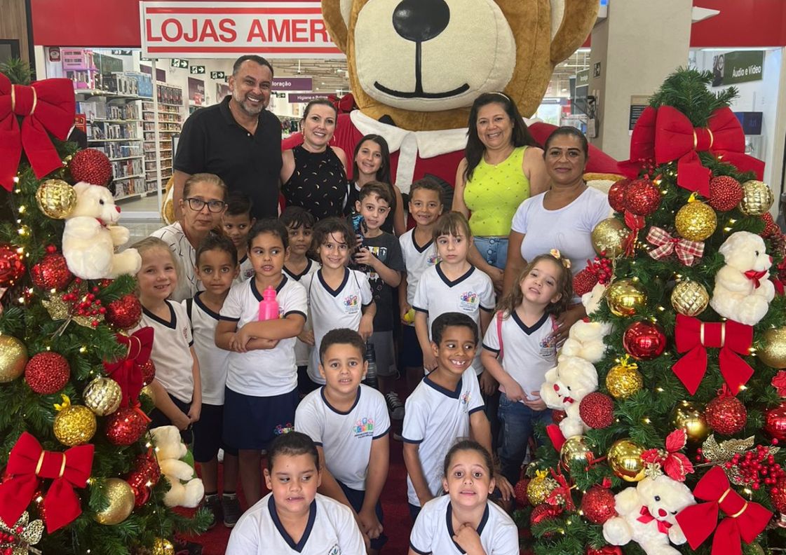 Três Ranchos: Vice-prefeito Haroldinho, Fabrinna e secretários Agnaldinho e Clícia promovem ação para afilhados em cinema de Catalão