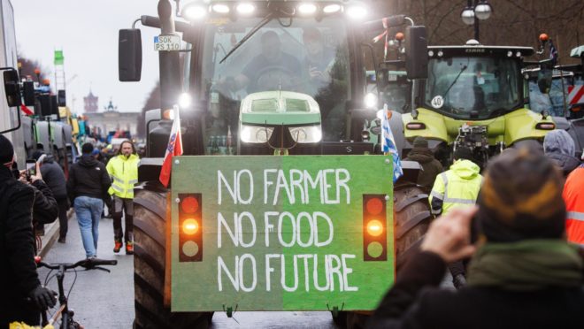 Agricultores europeus protestam contra políticas locais e climáticas da UE