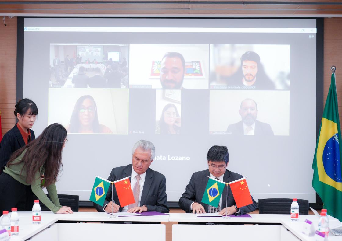 Caiado firma parceria com universidade chinesa nas áreas de clima e energia sustentável