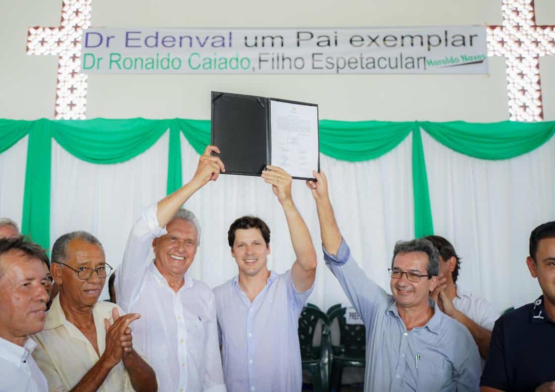 Campos Verdes de Goiás: Vice-governador Daniel Vilela, ao lado do governador Ronaldo Caiado e do prefeito Haroldo Naves entrega obra de pavimentação no Norte goiano