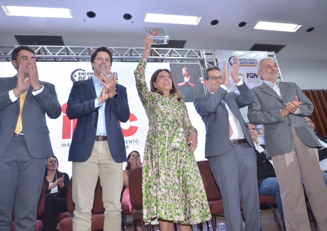 Durante Encontro Anual de Gestores da FGM, Gracinha Caiado recebe prêmio por combate às desigualdades sociais