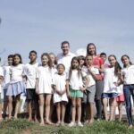 Em Inhumas: Vanderlan planta árvores em projeto da Codevasf, ao lado de estudantes da rede municipal de educação do município