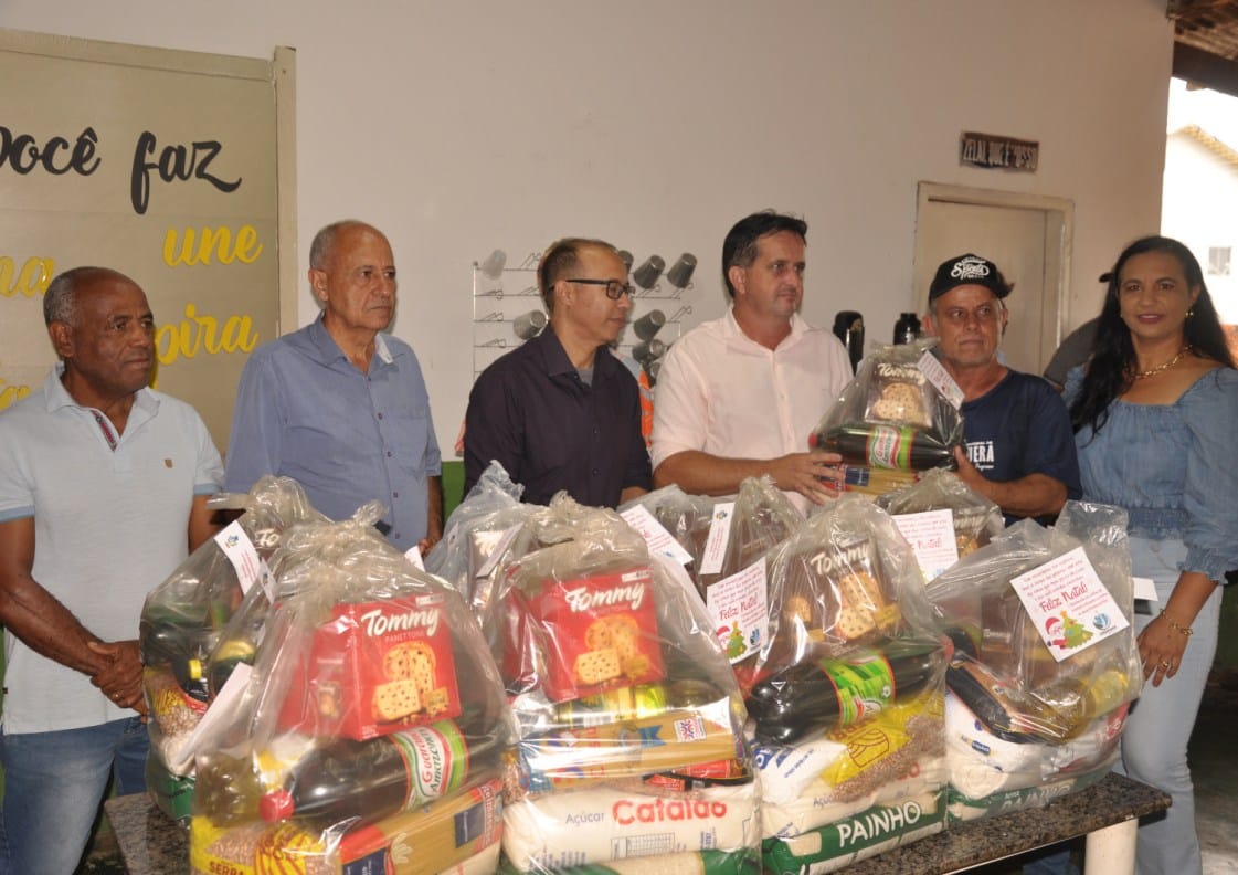 Goiandira: Prefeito Alisson Peixoto entrega cestas de natal para servidores municipais