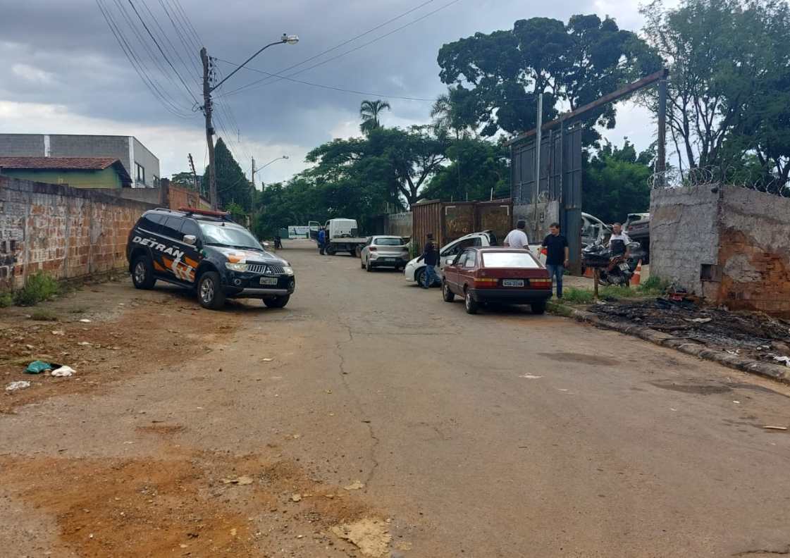 Goiânia: Patrulha Detran remove ônibus e fiscaliza 70 espaços públicos com veículos e carcaças abandonados